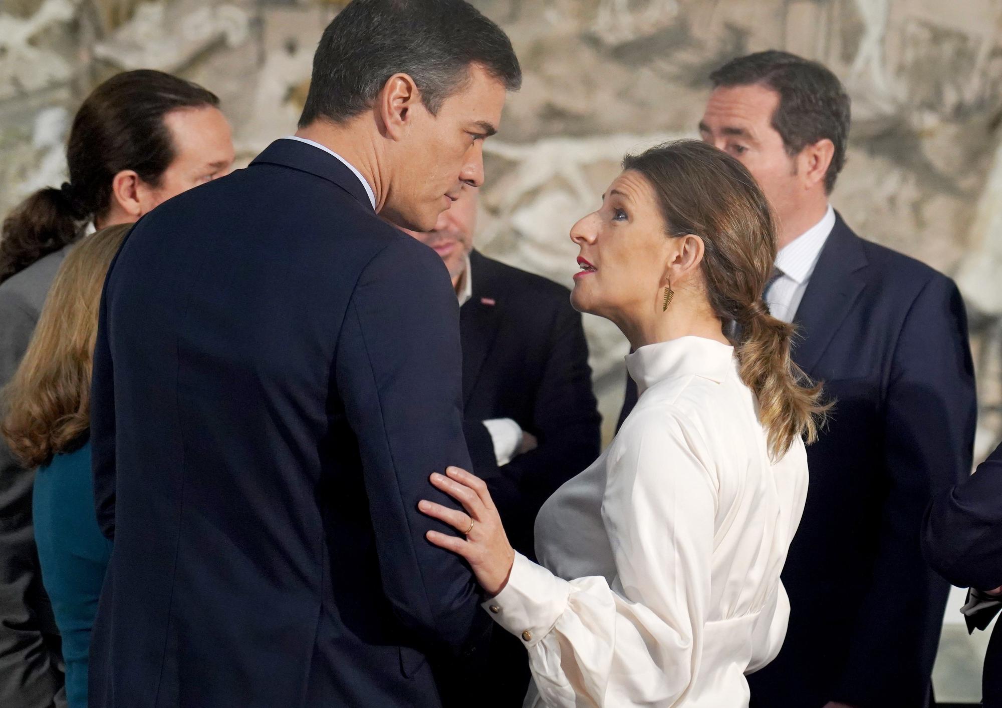 El presidente del Gobierno, Pedro Sánchez y la ministra de Trabajo, Yolanda Díaz.