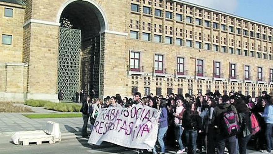 Estudiantes de Trabajo Social concentrados, ayer, a las puertas de la Universidad Laboral.