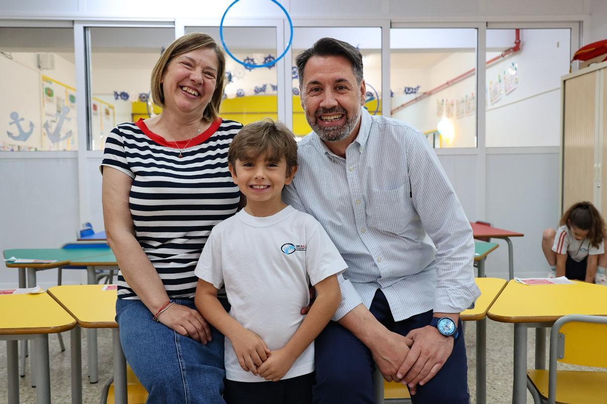 El Sant Jordiet 2027 junto al director del colegio Esclavas, Antonio Simarro y la tutora, Elisa Montllor.