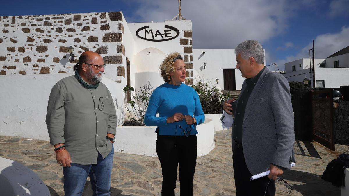 Nicolás Saavedra (i), Elena Solís y José Juan Cruz en la Casa Seño Justo en Tías.