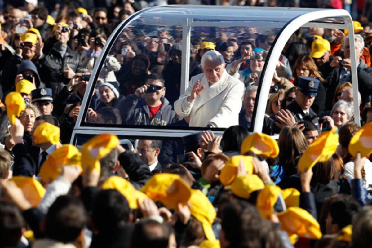 Benet XVI arriba a la plaça de Sant Pere al Vaticà, abarrotada de gent.