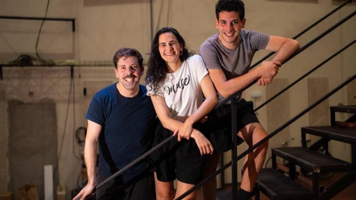 Oriol Burés, Víctor G. Casademunt, coautores e intérpretes del musical 'Ànima' junto a Gara Roda, la directora artística.