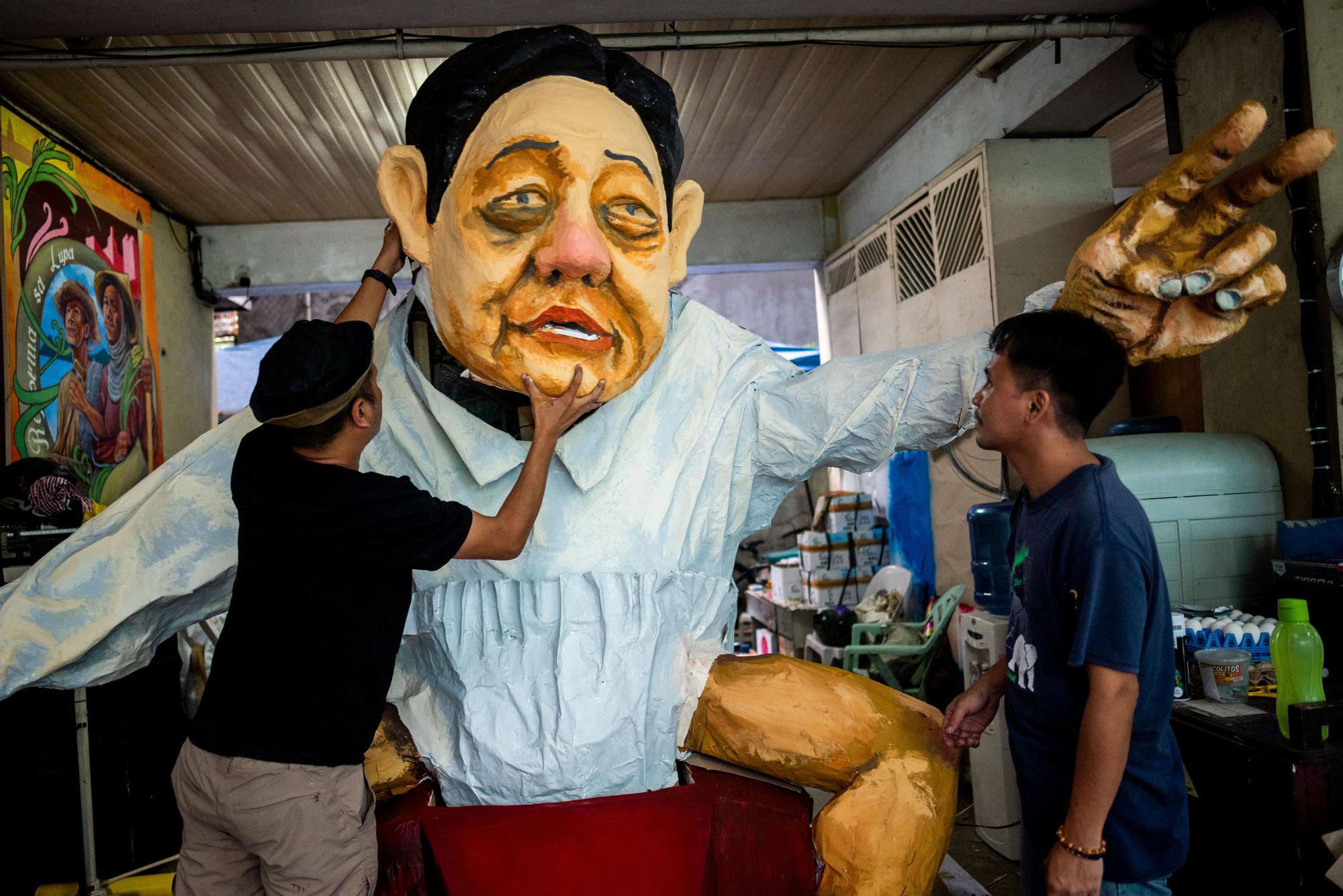 Filipino activists build effigies ahead of Human Rights Day