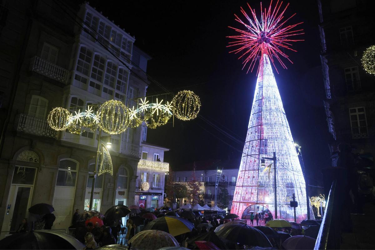 Vigo enciende la Navidad más grande de su historia ante miles de personas