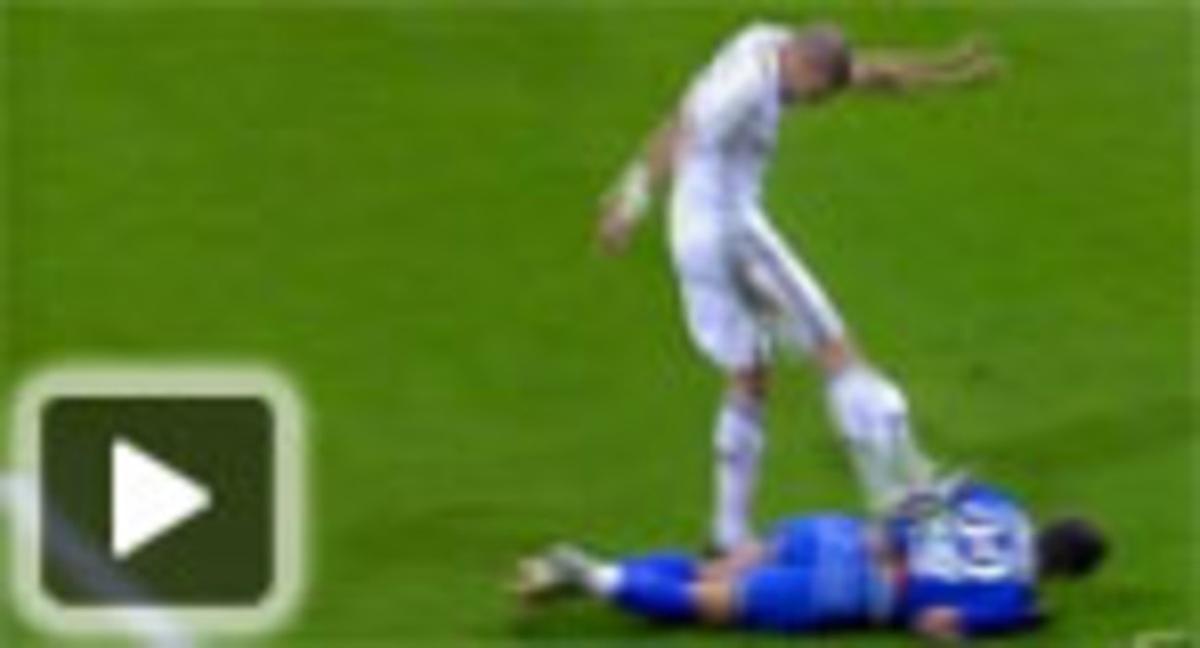 Pepe dóna una puntada a Casquero, ahir al Bernabéu. Pepe dóna una puntada a Casquero, ahir al Bernabéu.