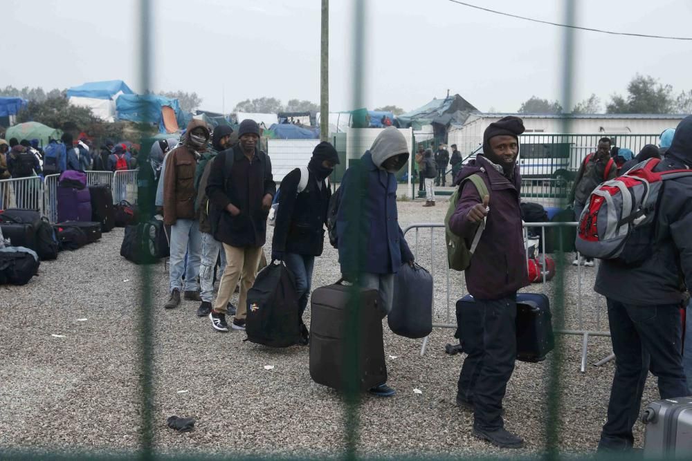 Francia evacúa ''la Jungla'' de Calais