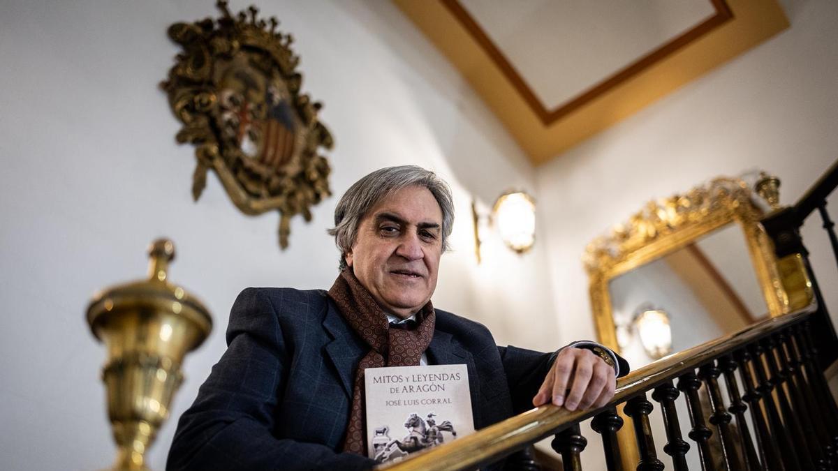 José Luis Corral con su nuevo libro en la DPZ este lunes.