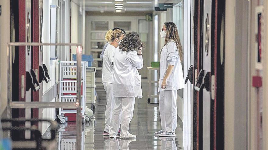 Varias enfermeras dialogan en un pasillo de Son Espases.