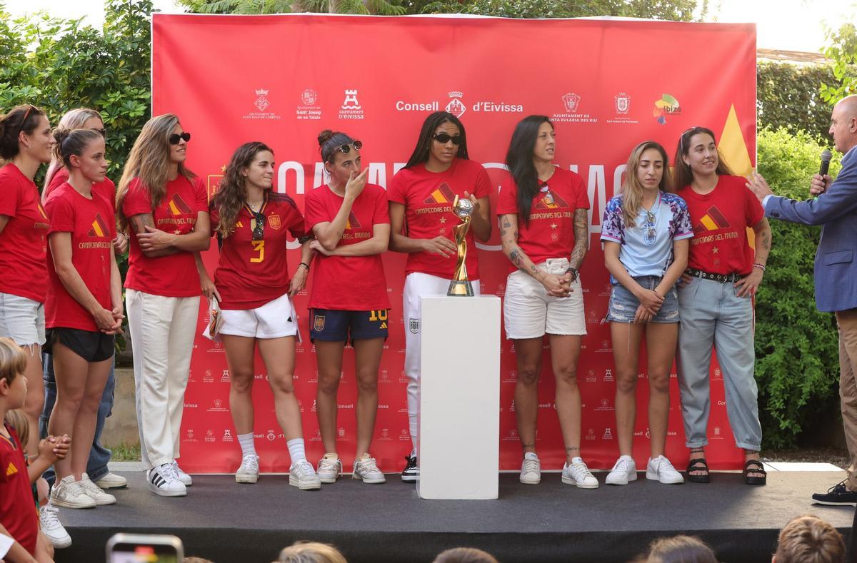 Las campeonas del mundo de fútbol son recibidas en Ibiza con honores