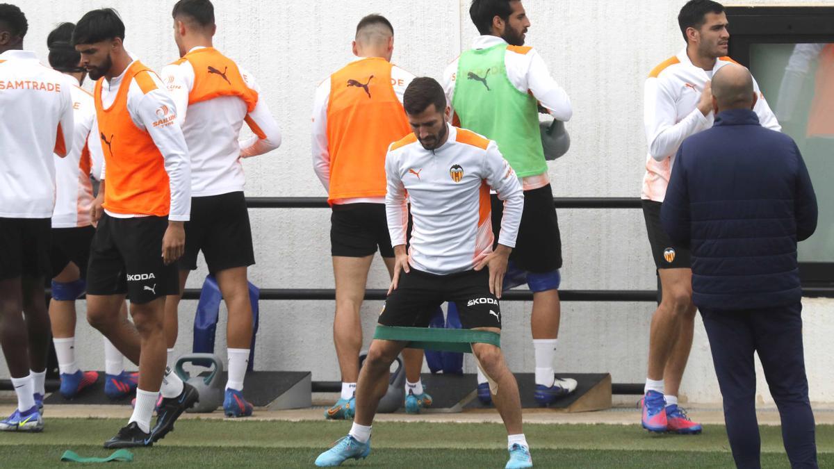 Gayà en el entrenamiento del Valencia CF en la ciudad deportiva de Paterna