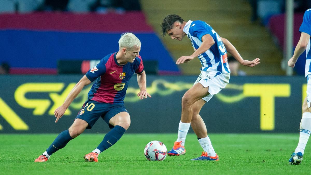 Bauza y Dani Olmo pelean por un balón en el derbi de Montjuïc entre Barça y Espanyol.