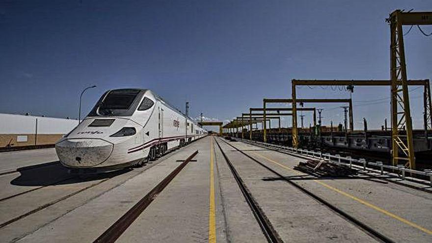 Un tren en el tramo entre Zamora y Pedralba de la Pradería.