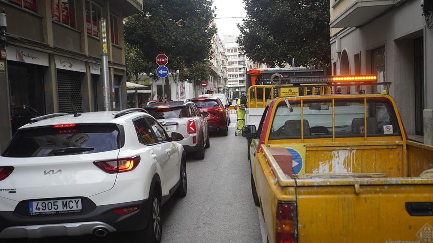 Cues a Girona en el primer dia del tall al carrer de la Salle