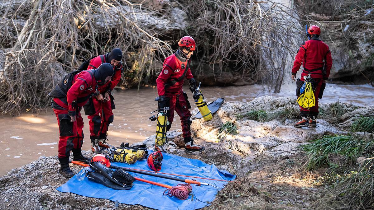 Los bomberos intensifican en Mediona la búsqueda del padre del menor hallado muerto