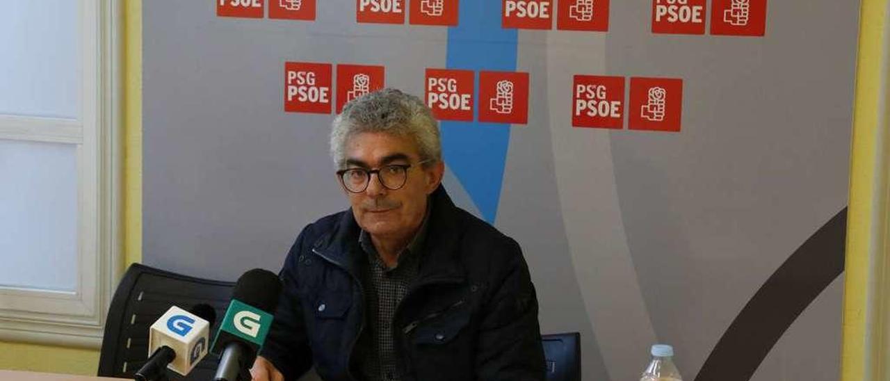 El secretario provincial el PSOE, Raúl Fernández, (desde ayer en funciones) compareció solo. // Jesús Regal