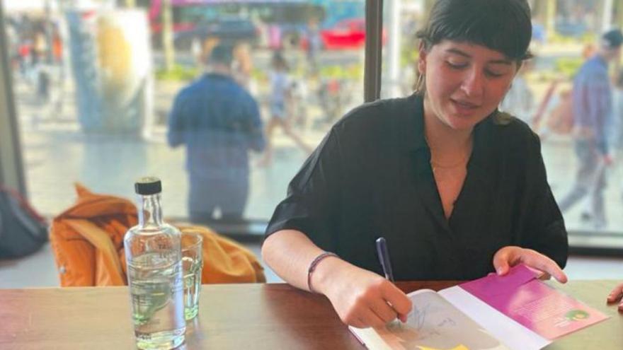 Joana Marcús y más escritores isleños firman en el corazón de Sant Jordi