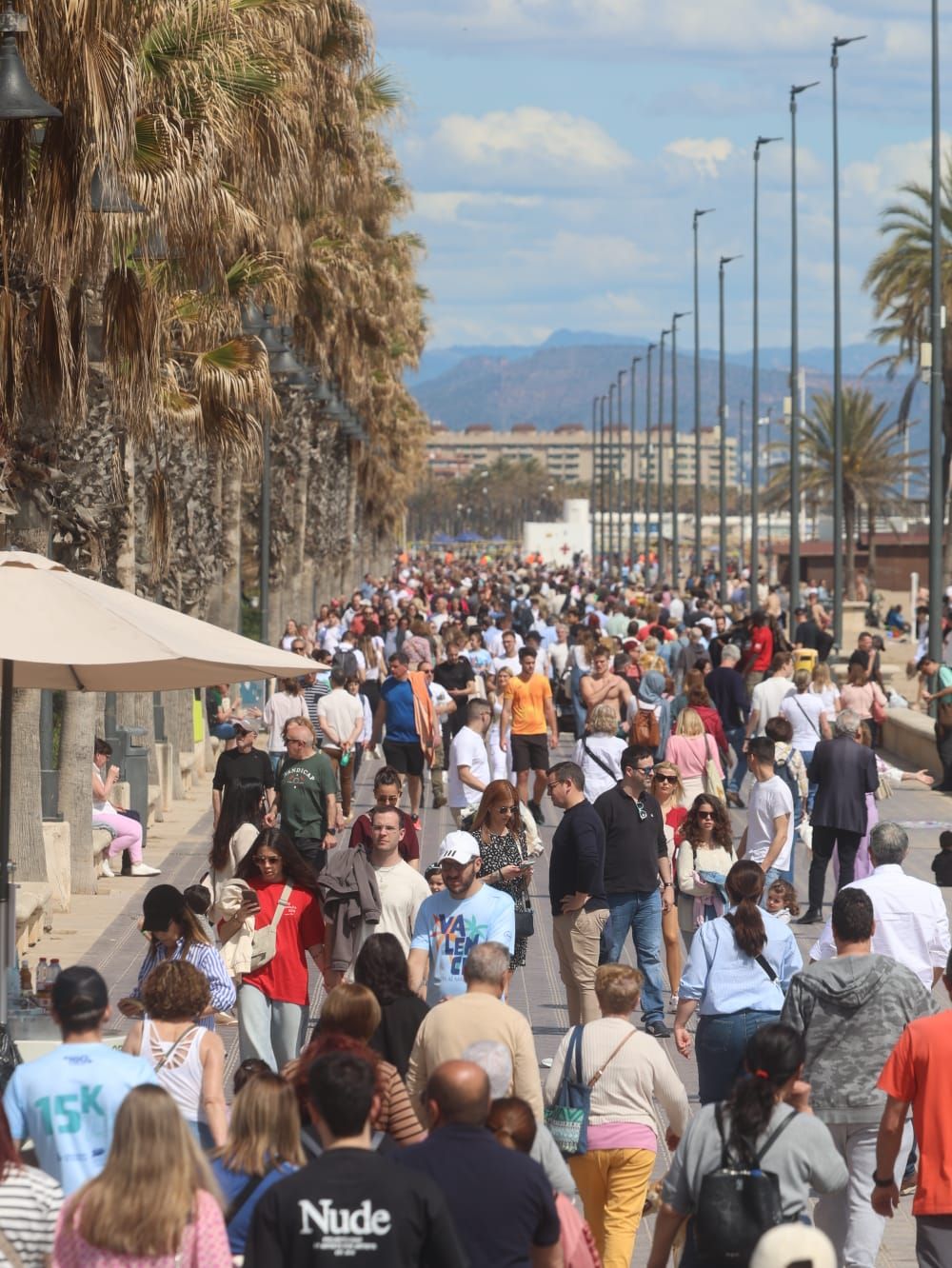 Primeros chapuzones del año en un domingo de sol y playa