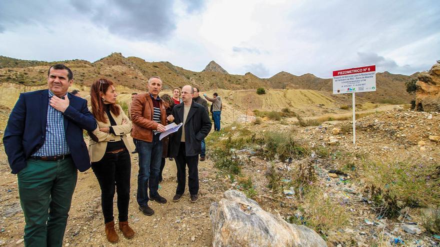 Una delegación murciana y valenciana visitó ayer la zona del vertedero.