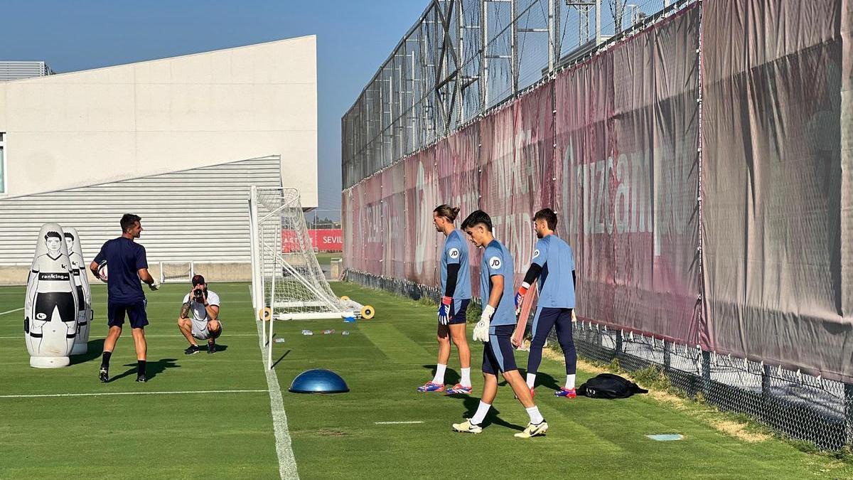 Orjan Nyland, Álvaro Fernández y Alberto Flores durante el entrenamiento del Sevilla FC de este miércoles