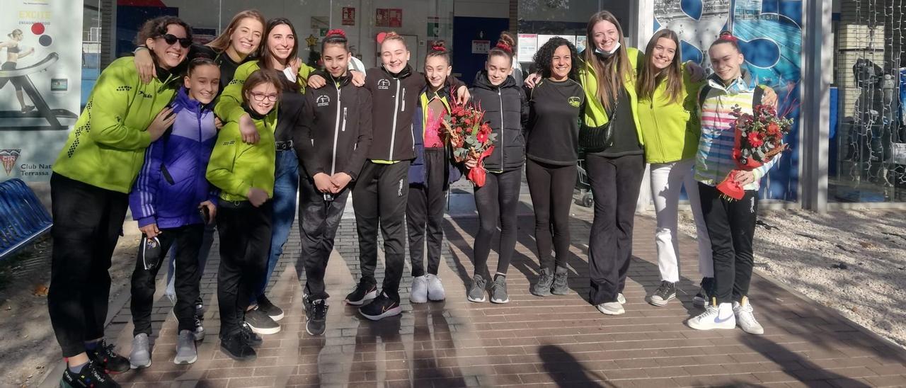 Las componentes del equipo del Club Gimnàstic la Plana y las entrenadoras, durante su estancia en Terrassa.