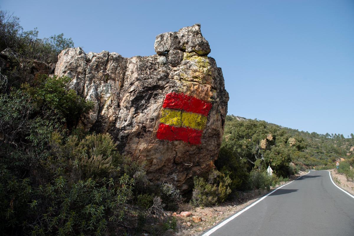 Duque ha indicado que la aparición de uno de estos abrigos vandalizado con una pintada de la bandera de España es una muestra más de la fragilidad que tienen estos enclaves, y de la necesidad que existe de protegerlos y ponerlos en valor.