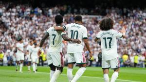 Vinícius Júnior, Kylian Mbappé y Marc Cucurella celebran un gol del Real Madrid CF en el Santiago Bernabéu.