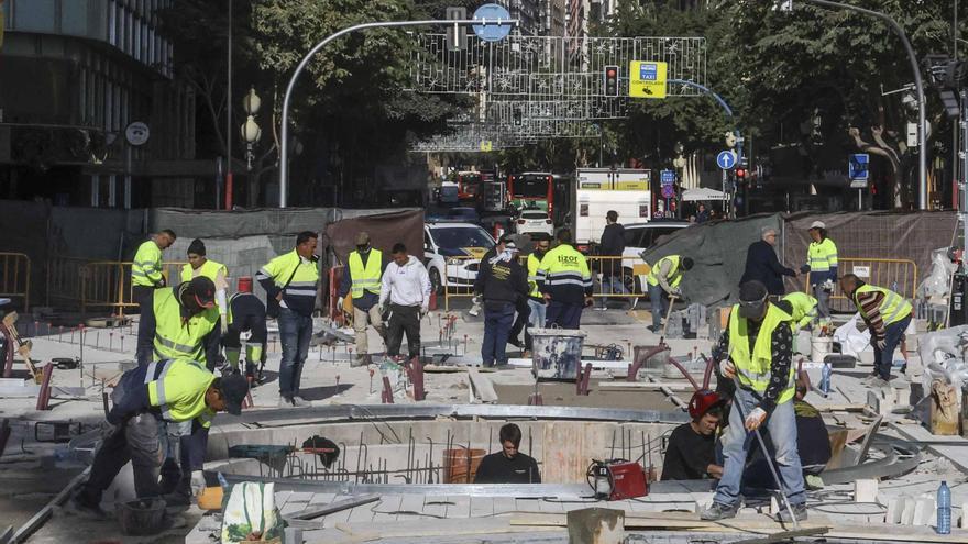 Operarios trabajando de día y de noche en el fondo de saco de la Explanada