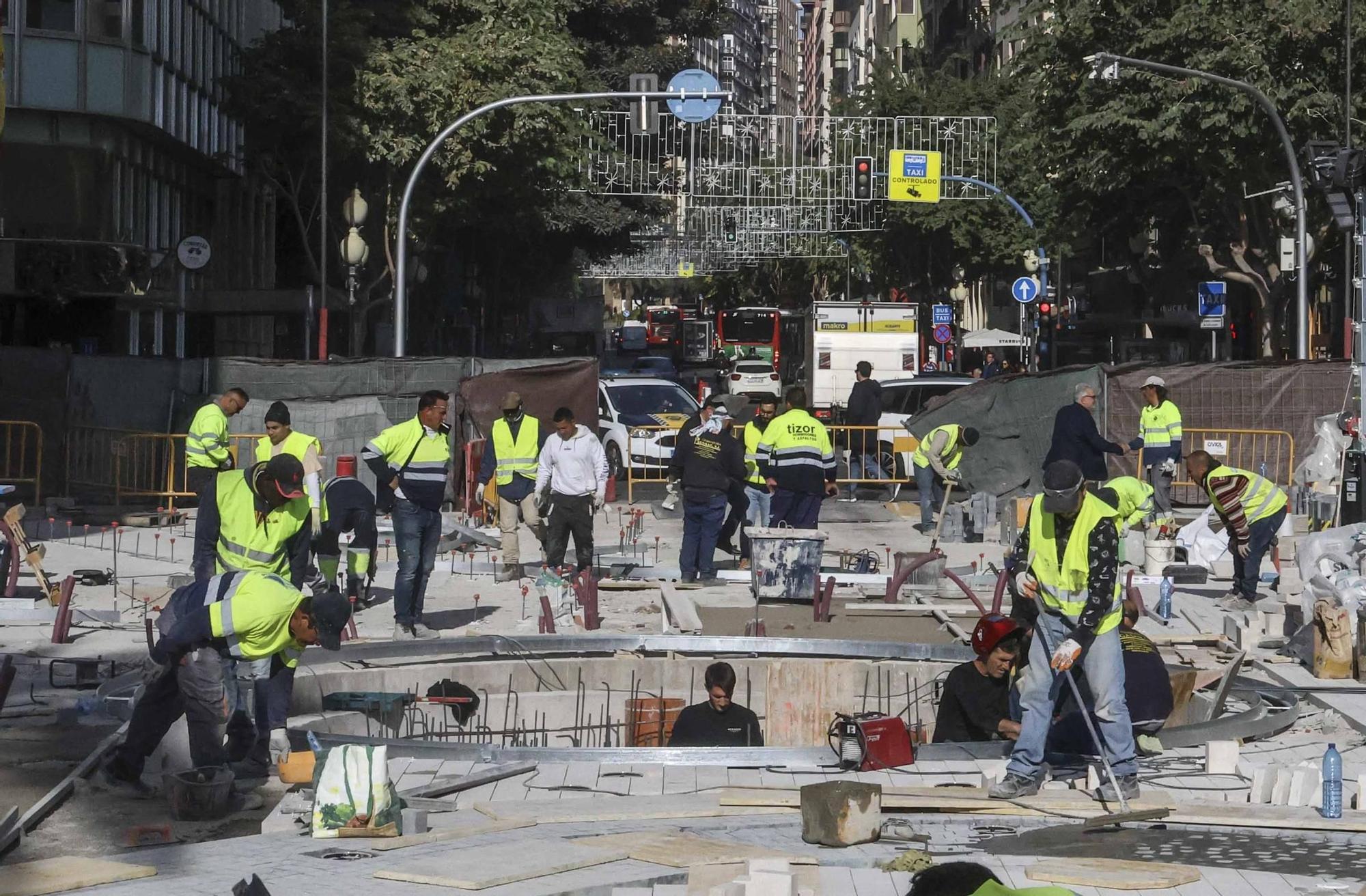 Operarios trabajando de día y de noche en el fondo de saco de la Explanada