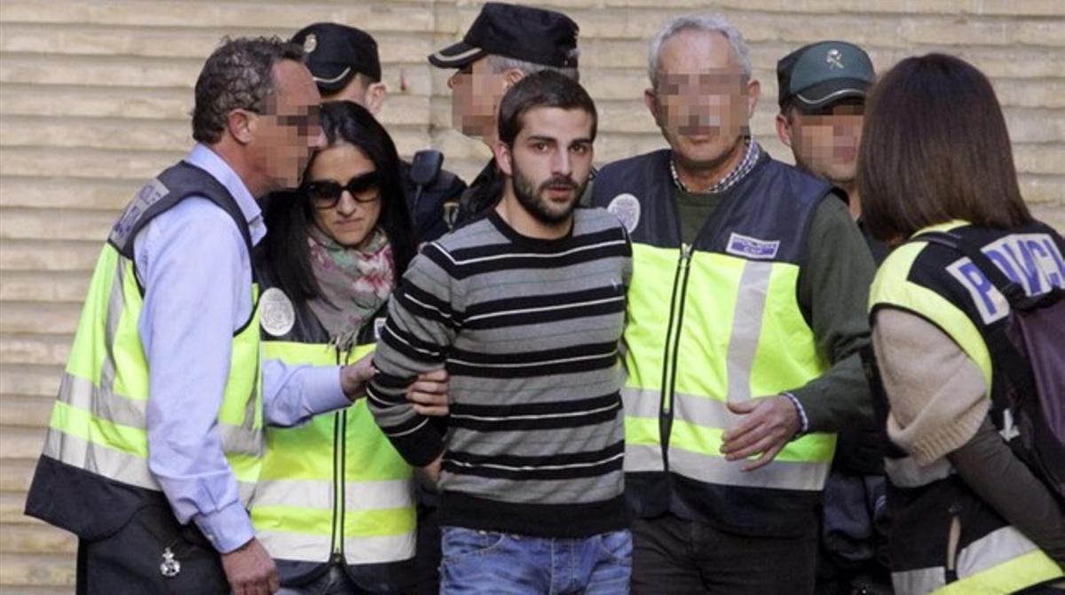 Miguel Carcaño, al centre, amb els policies que el custodien a Saragossa.