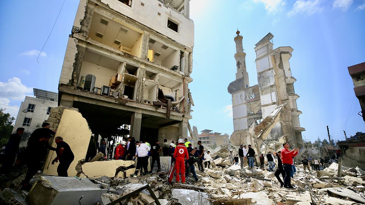 Equipos de emergencia trabajan para encontrar a supervivientes tras un ataque de israel en la ciudad libanesa de Sidon