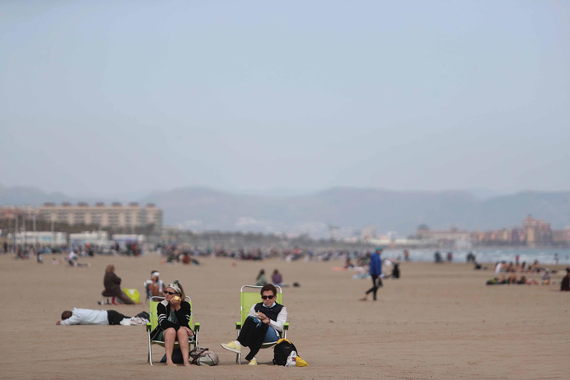 Playas, paseos y terrazas, llenos por el buen tiempo