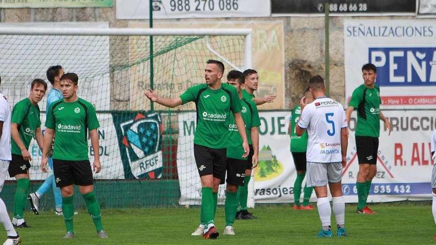 Los jugadores del Arenteiro se posicionan antes del lanzamiento de un saque de esquina. // Iñaki Osorio