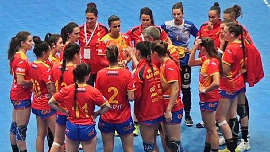 Elva Alvarez, segunda por la izquierda, con la selección española junior femenina.