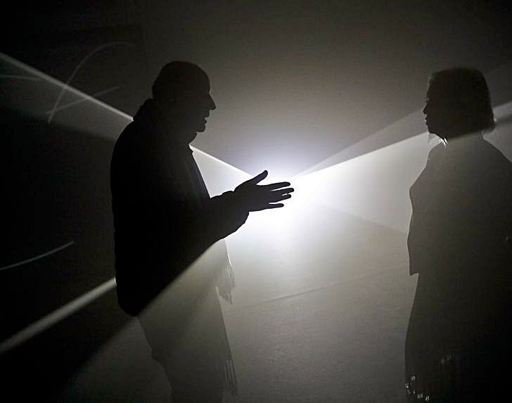 Anthony McCall, charlando con Gloria Moure. | JUAN PLAZA