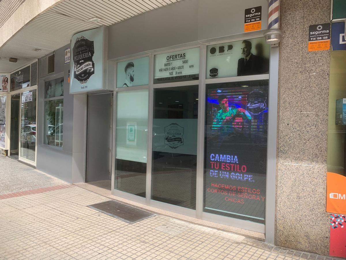 Peluquería Arturo Comín (Zaragoza) luciendo su nueva imagen promocional en una de las pantallas de su escaparate