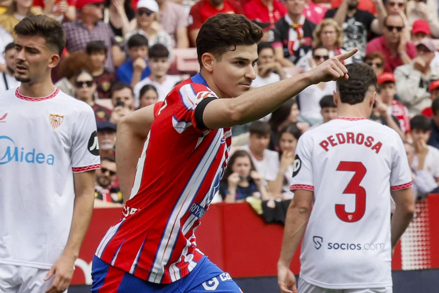 SEVILLA, 06/04/2025.- El delantero argentino del Atlético de Madrid Julián Álvarez (c) celebra el primer gol de su equipo durante el partido de LaLiga entre el Sevilla y el Atlético de Madrid, este domingo en el estadio Sánchez Pizjuán. EFE/ José Manuel Vidal