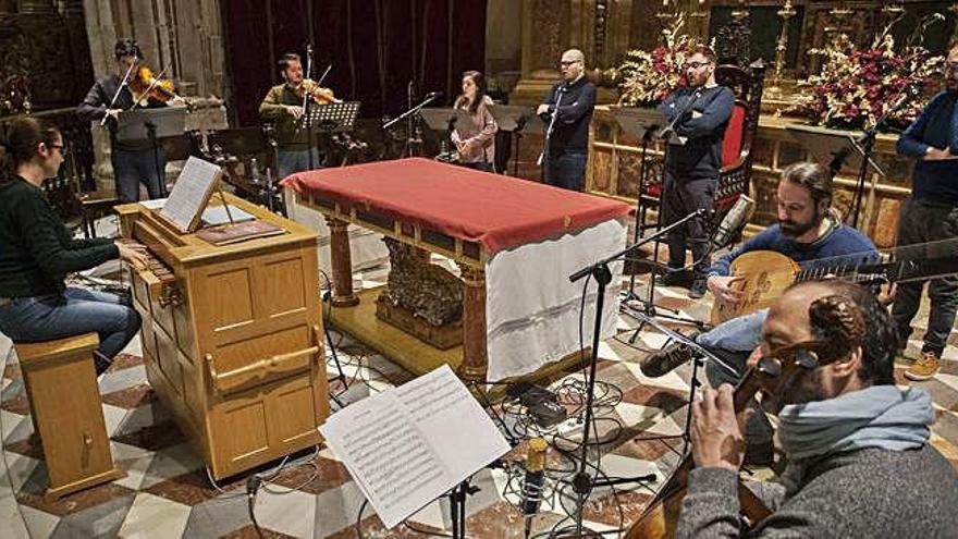 Los músicos durante la grabación en la capilla mayor de la seo.