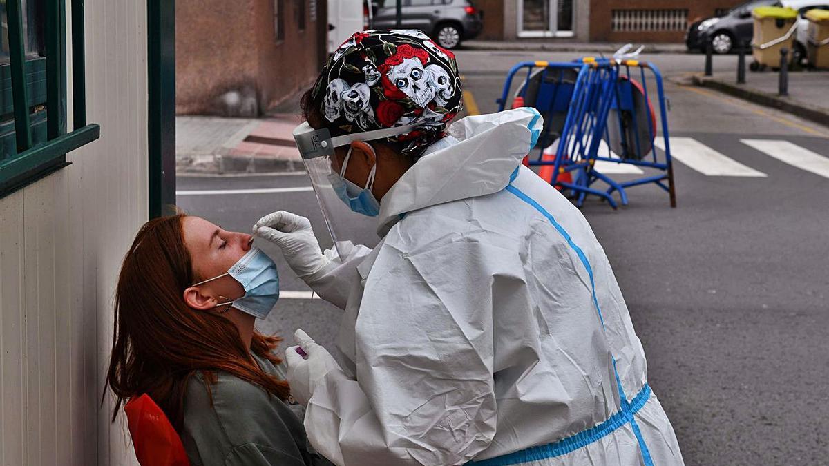 Una mujer se somete a una PCR en A Coruña. |   // VÍCTOR ECHAVE
