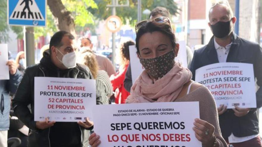 Una concentrada davant les oficines del SEPE, a Tarragona.