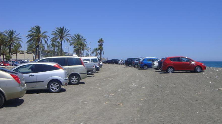 Coches aparcados en la arena de una playa del Este de Málaga.