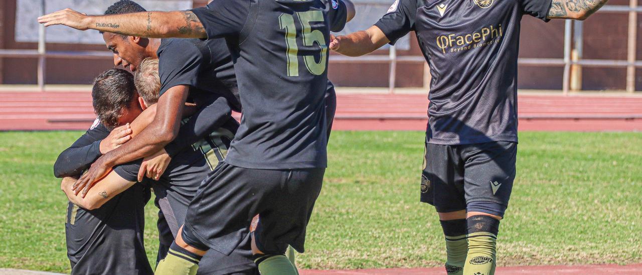 Los jugadores del Intercity celebran el primer gol de su partido ante el Mar Menor