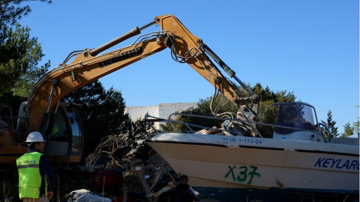 Una máquina excavadora durante las tareas de limpieza de la finca situada junto a la carretera de Cala Tarida.