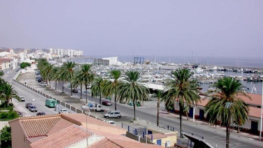 Vista panorámica del recinto portuario de Caleta de Vélez.