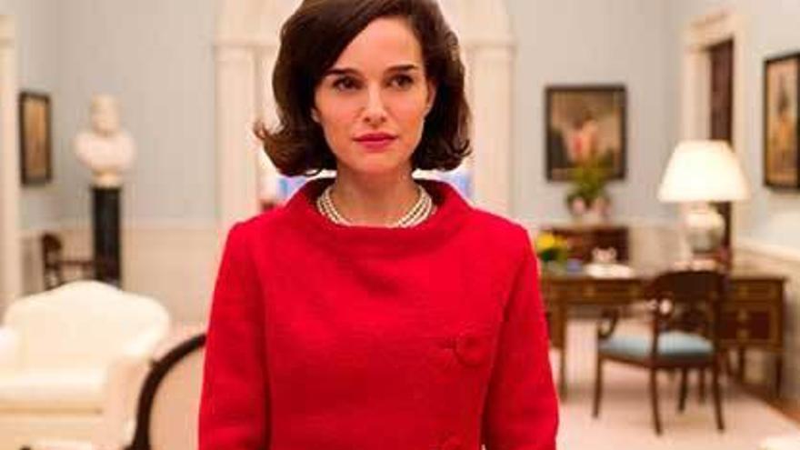 Natalie Portman como Jackie.