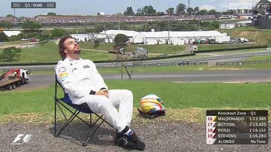 Fernando Alonso toma el sol en Interlagos tras la avería de su McLaren en la sesión de clasificación.