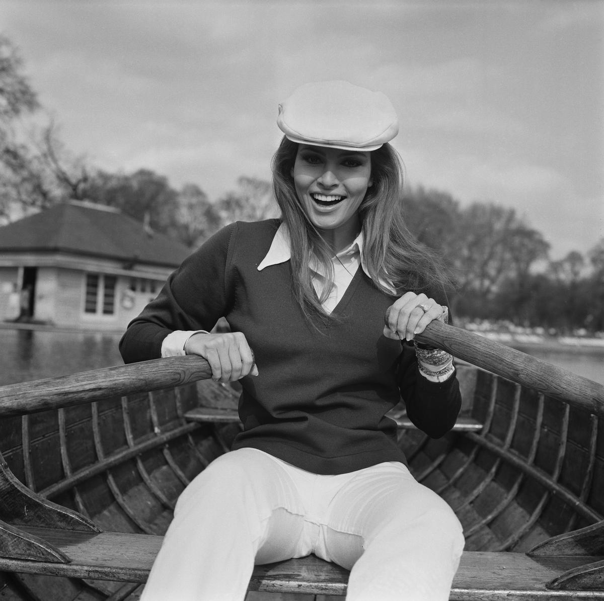 Raquel Welch Raquel rema en The Serpentine, en Londres, en 1969