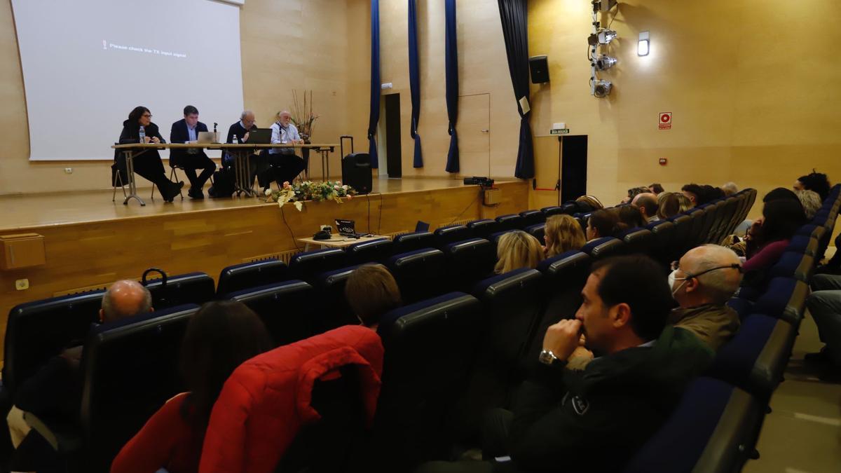 Asamblea de la Asociación San Rafael de Alzheimer Córdoba, este miércoles, en el Centro Cívico de Poniente Sur.