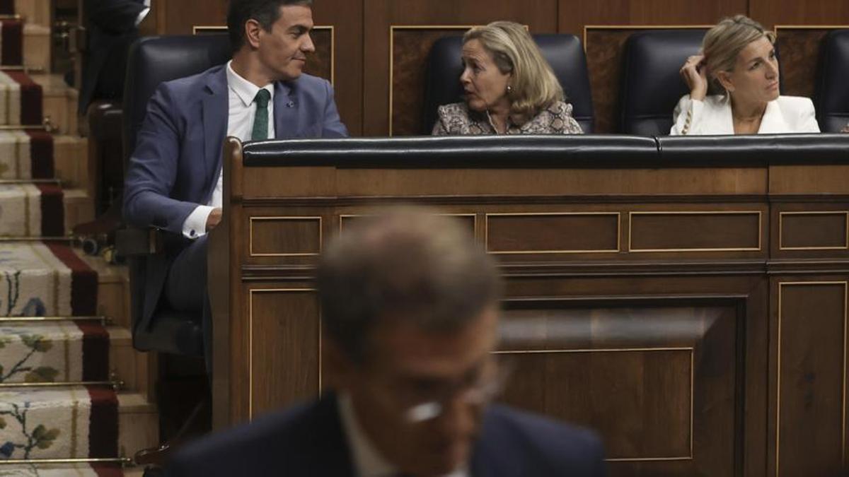 Pedro Sánchez, Nadia Calviño y Yolanda Díaz en el debate de investidura de Alberto Núñez Feijóo.