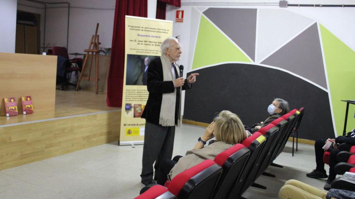 Merino, en pie en el auditorio del instituto de Puebla. | Araceli Saavedra