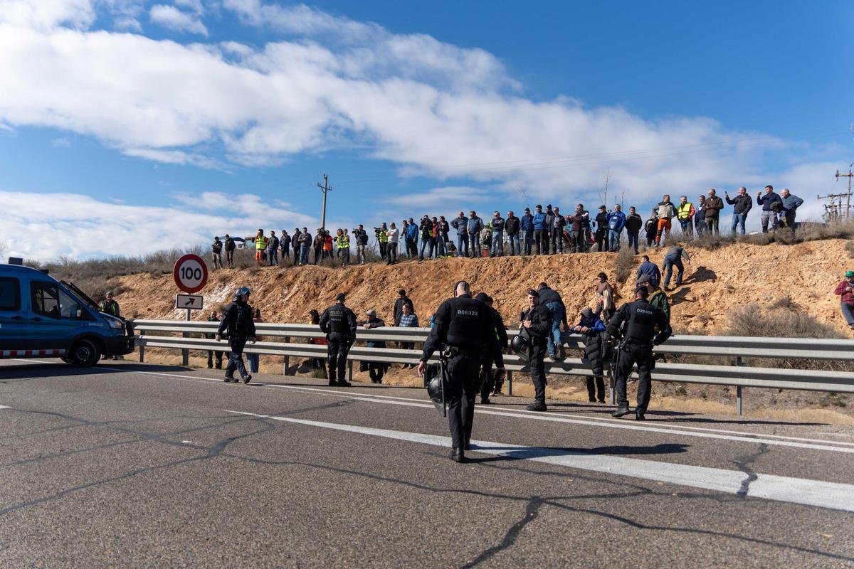 Nueva protesta de los agricultores en la entrada a Cataluña desde Aragón, en Soses